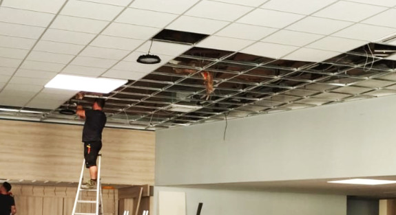Pose de faux plafonds et de plafonds tendus
