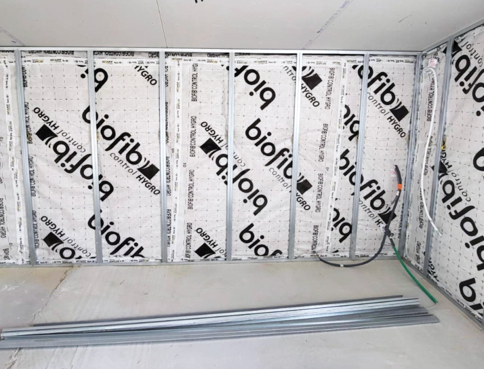 Isolation des murs d'une maison en isolant écologique « BIOFIB » - Renobast