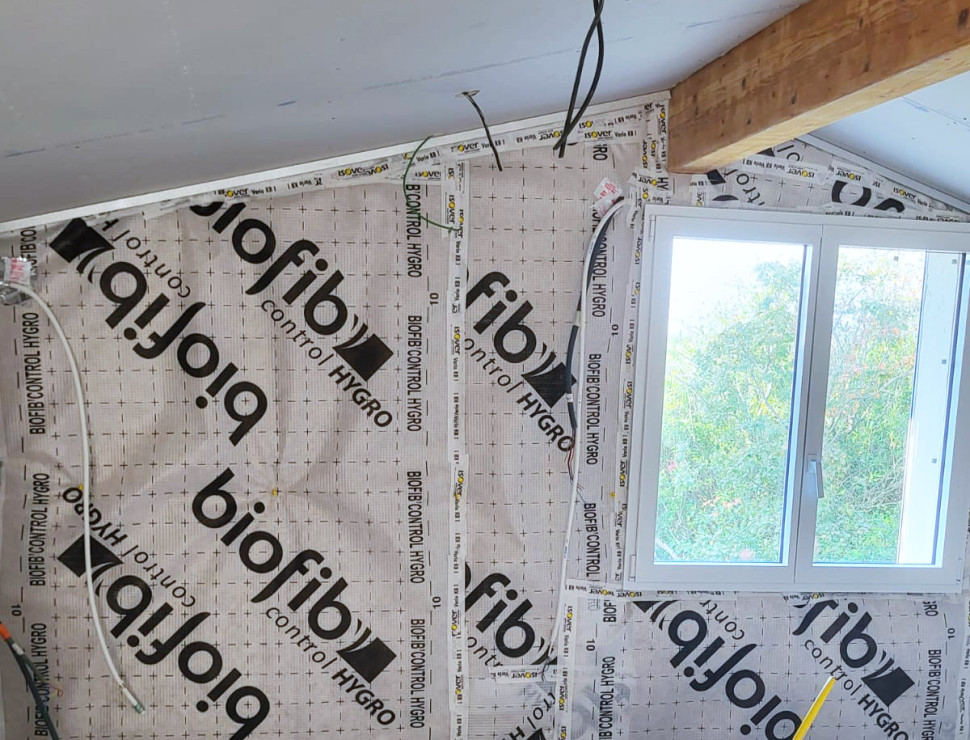 Isolation des murs d'une maison en isolant écologique « BIOFIB » - Renobast