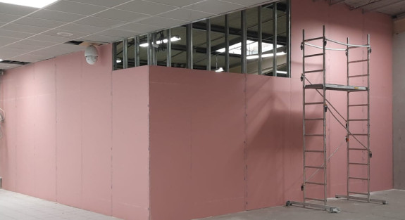 Pose de cloisons grande hauteur, hydrofuges, amovibles, coupe-feu et SAD
