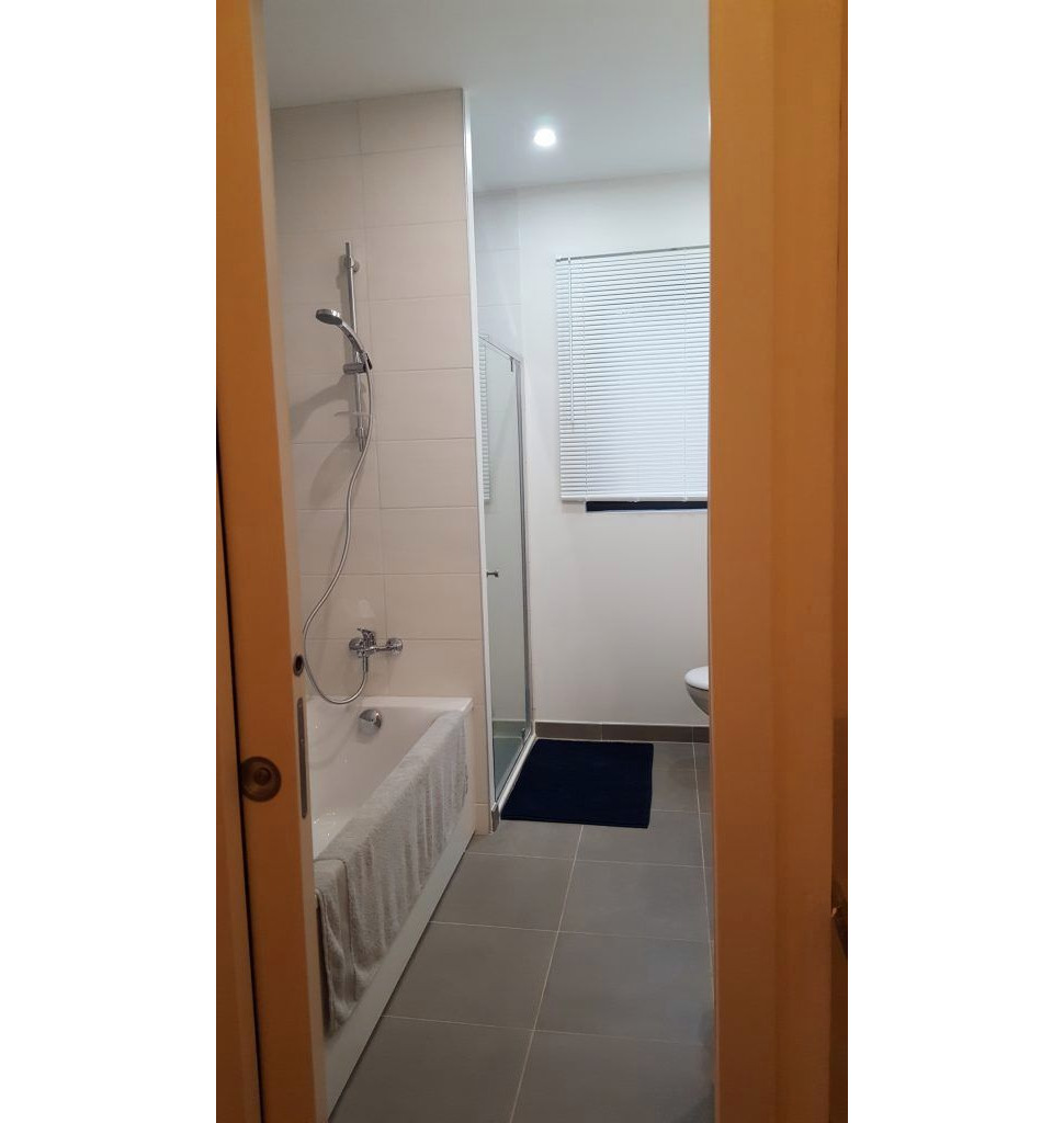 Création d’une salle de bain avec baignoire et douche - Renobast