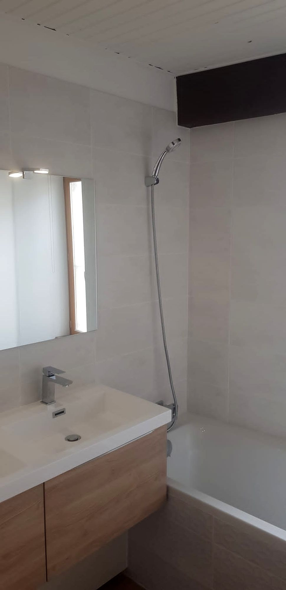 Pose d'un meuble de salle de bain pour rénovation d'une salle de bain à Valence (26) - Renobast