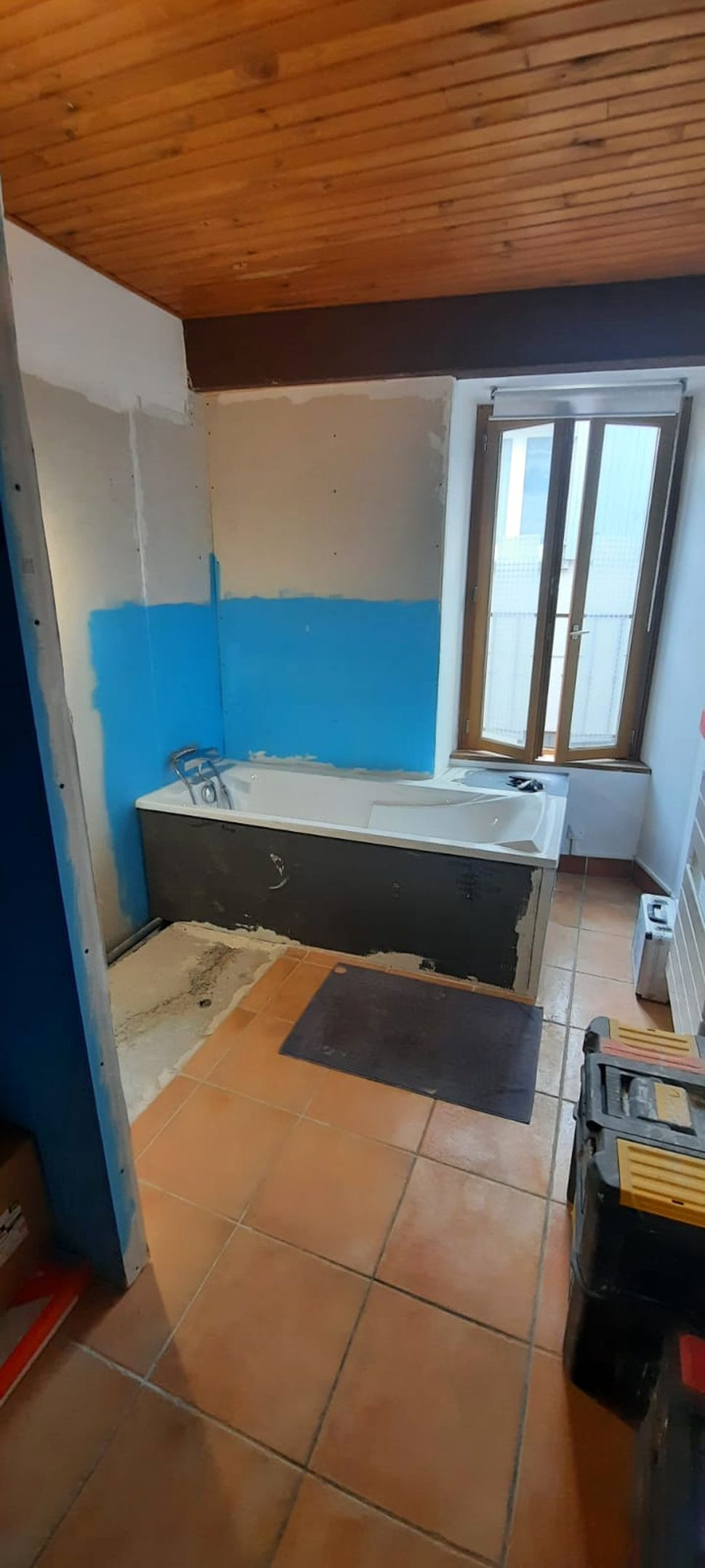 Pose d'une baignoire pour rénovation d'une salle de bain à Valence (26) - Renobast