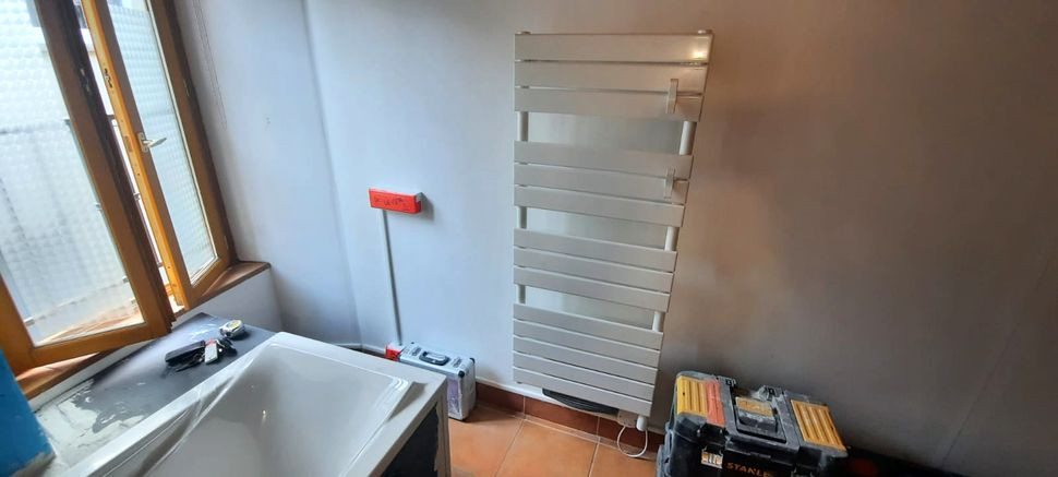 Pose d'un sèche-serviette pour rénovation d'une salle de bain à Valence (26) - Renobast